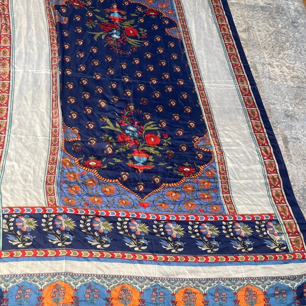 A large 100% silk scarf can be used as a wrapper or Hijab - Picture 9 of 16
